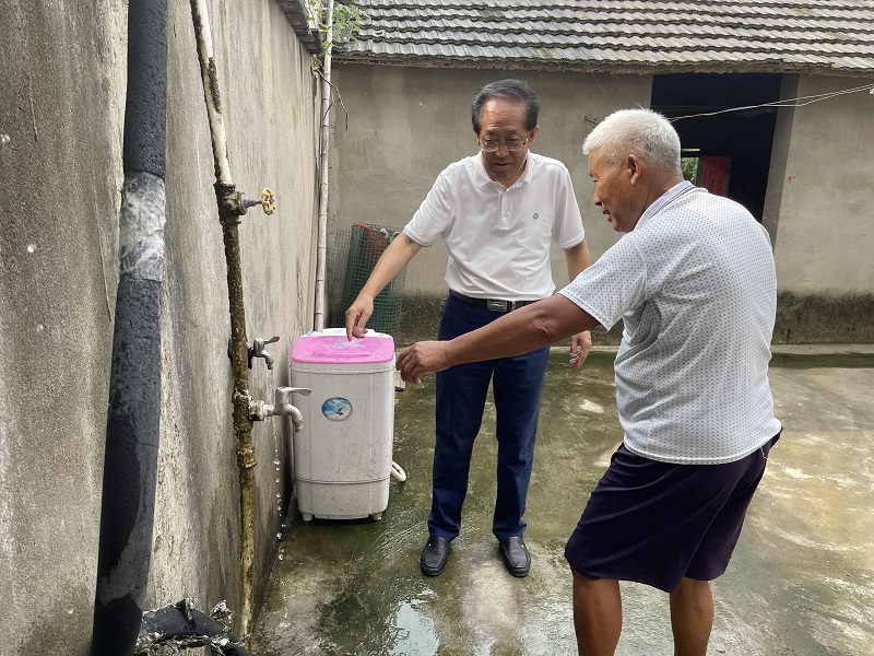 2021年7月16日，区人大常委会副主任马德云在椿树镇长堰村走访贫困户，查看安全饮用水情况.jpg